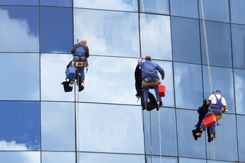 Kính sạch bong chỉ với 1 ít giấm nhà nào cũng có